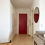 Stylish 3br W Two Balconies דירה *