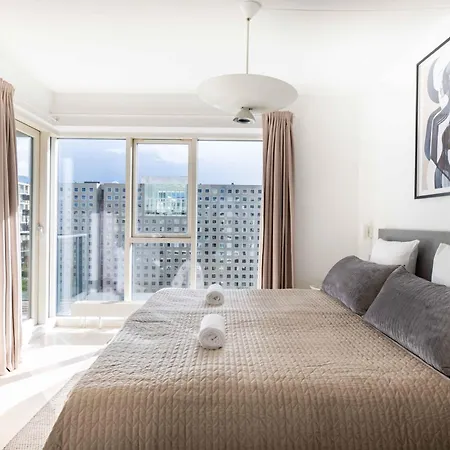 Stylish 3br W Two Balconies アパート