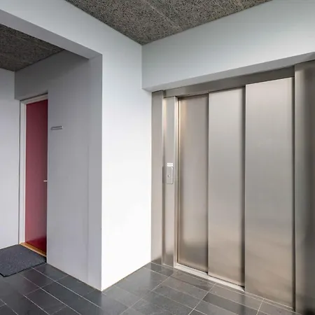 Stylish 3br W Two Balconies アパート