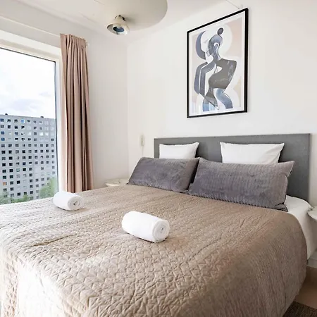 Stylish 3br W Two Balconies Apartment *