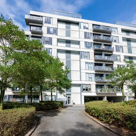 Stylish 3br W Two Balconies