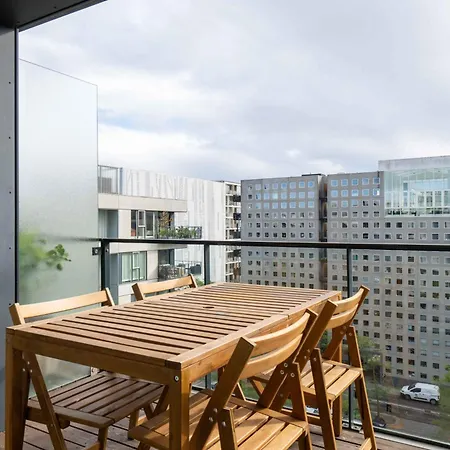 Apartment Stylish 3br W Two Balconies