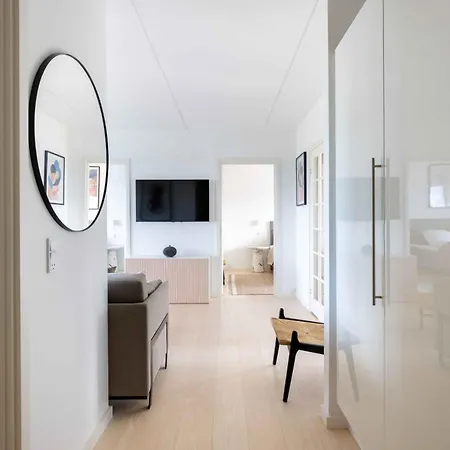 Stylish 3br W Two Balconies