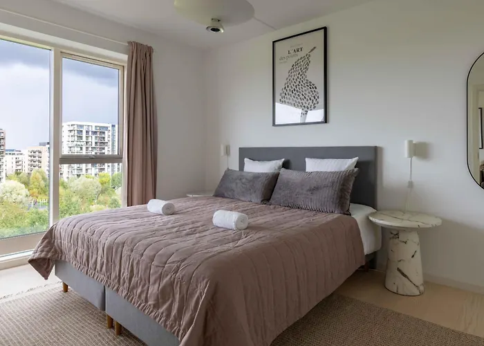 Stylish 3br W Two Balconies Apartment *