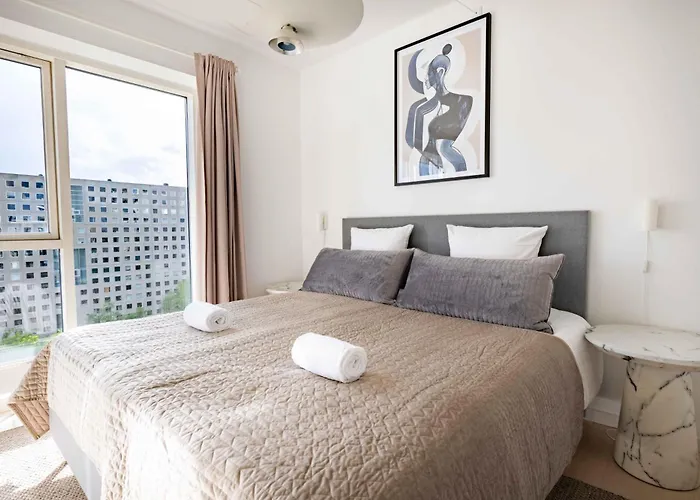 Stylish 3br W Two Balconies Διαμέρισμα *
