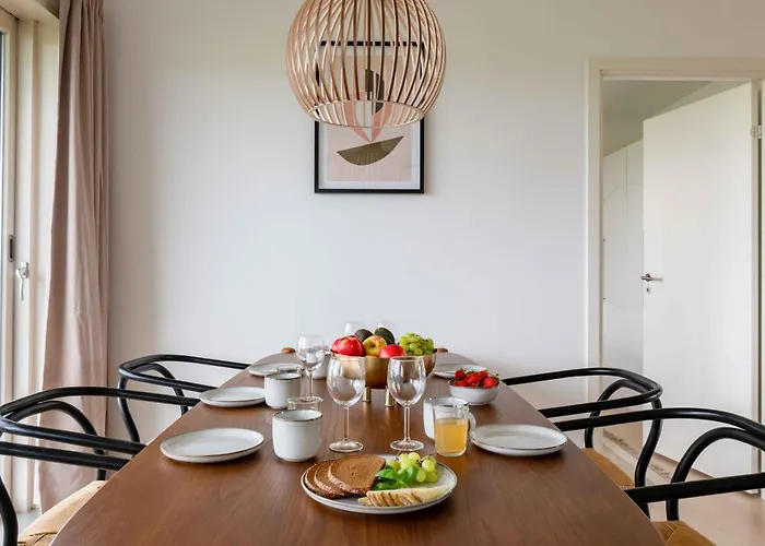 Stylish 3br W Two Balconies