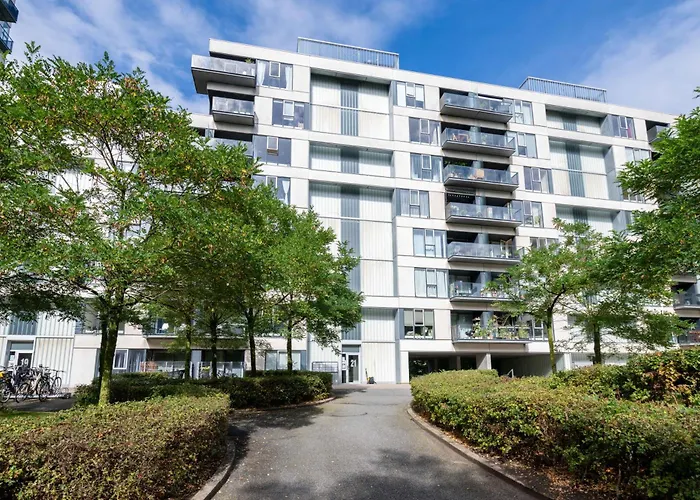 Stylish 3br W Two Balconies