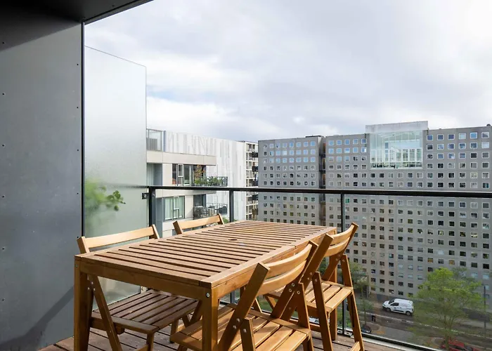 Apartment Stylish 3br W Two Balconies