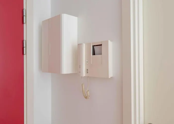 Stylish 3br W Two Balconies Apartment *