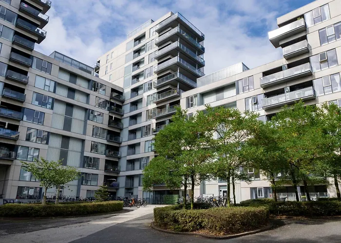 Stylish 3br W Two Balconies *