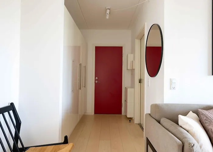 Stylish 3br W Two Balconies Apartment *