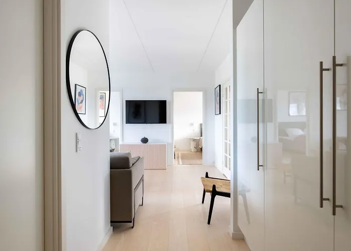 Stylish 3br W Two Balconies