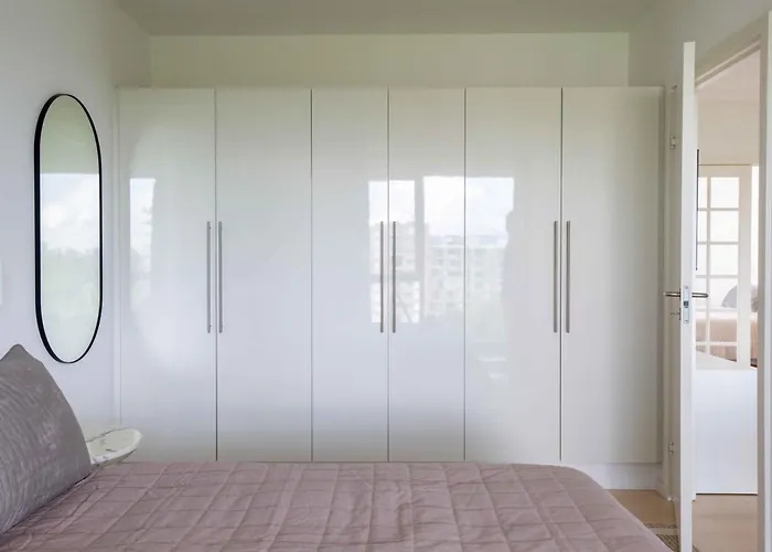 Stylish 3br W Two Balconies Apartment *