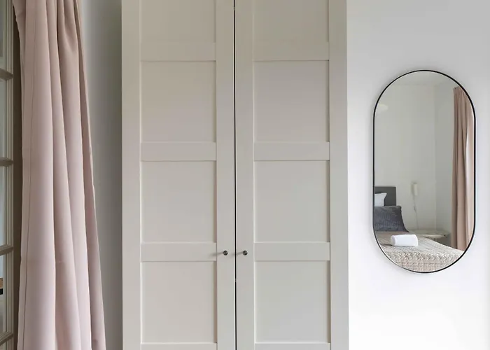 Stylish 3br W Two Balconies Apartment