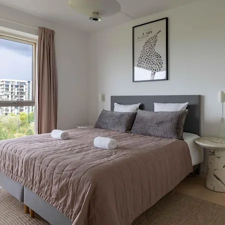 Stylish 3br W Two Balconies Apartment *