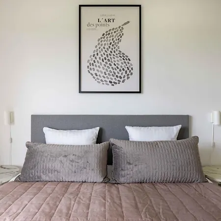 Stylish 3br W Two Balconies *